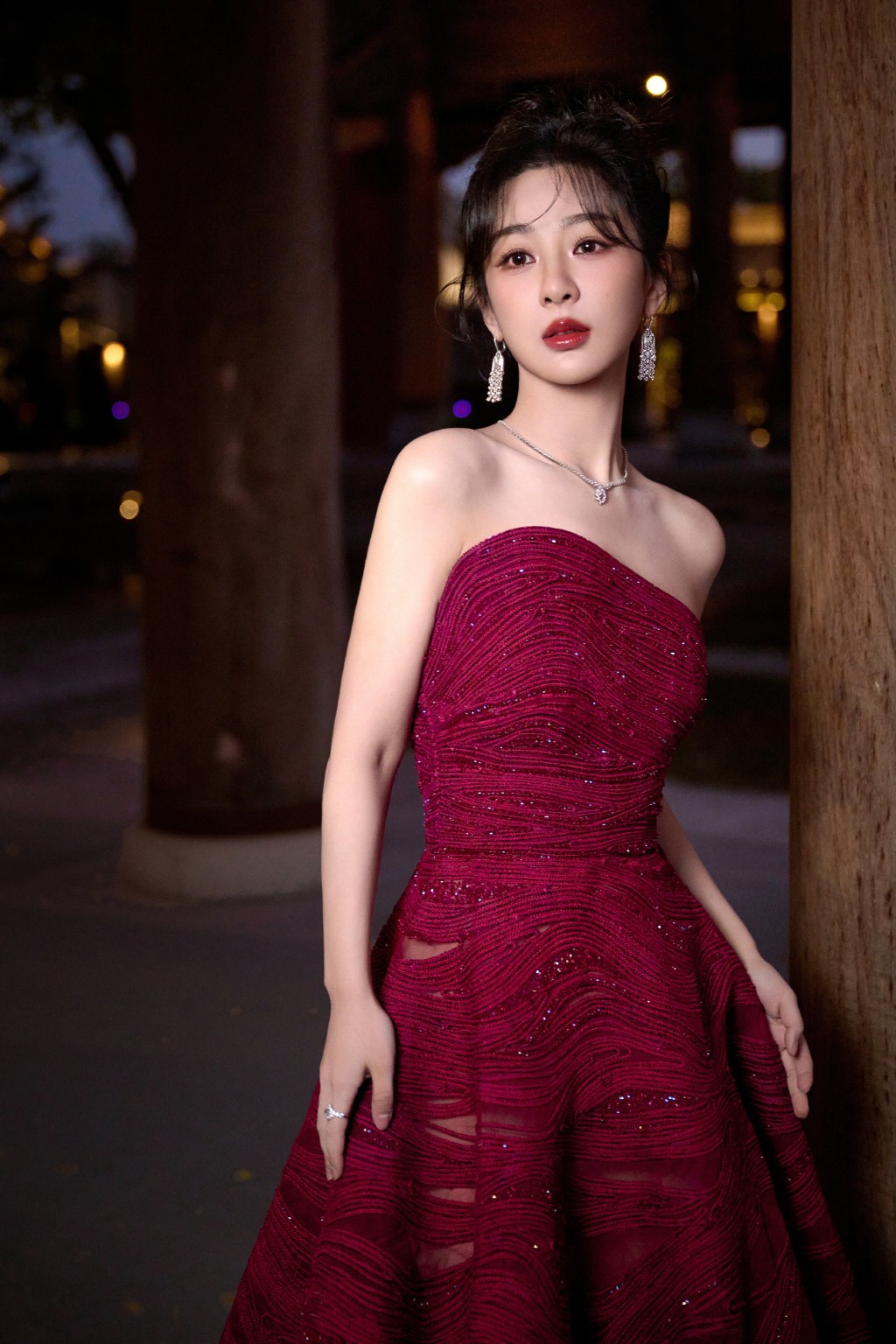 杨紫红玫瑰妆优雅自信写真图片