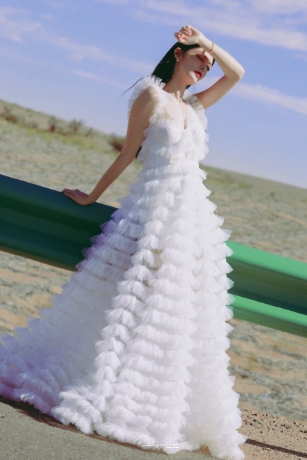 傅菁沙漠白色蛋糕裙秀天鹅颈锁骨迷人写真图片