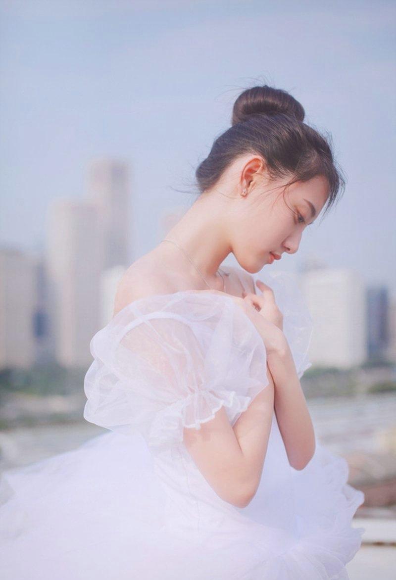 清纯芭蕾美少女白纱长裙唯美写真动人