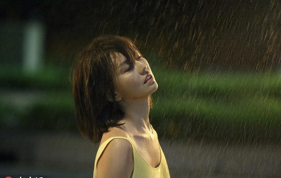 孙燕姿最新作品《跳舞的梵谷》MV雨中起舞精彩图片
