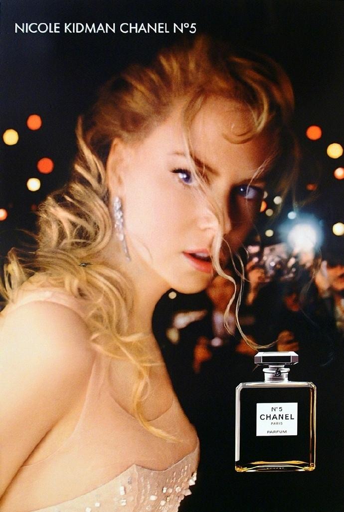 妮可·基德曼露背性感代言香水广告图片