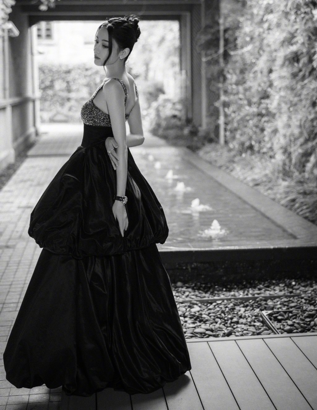 迪丽热巴黑色镶钻礼服华丽优雅写真图片