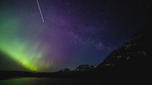 冰川国家公园圣玛丽湖上的璀璨星空