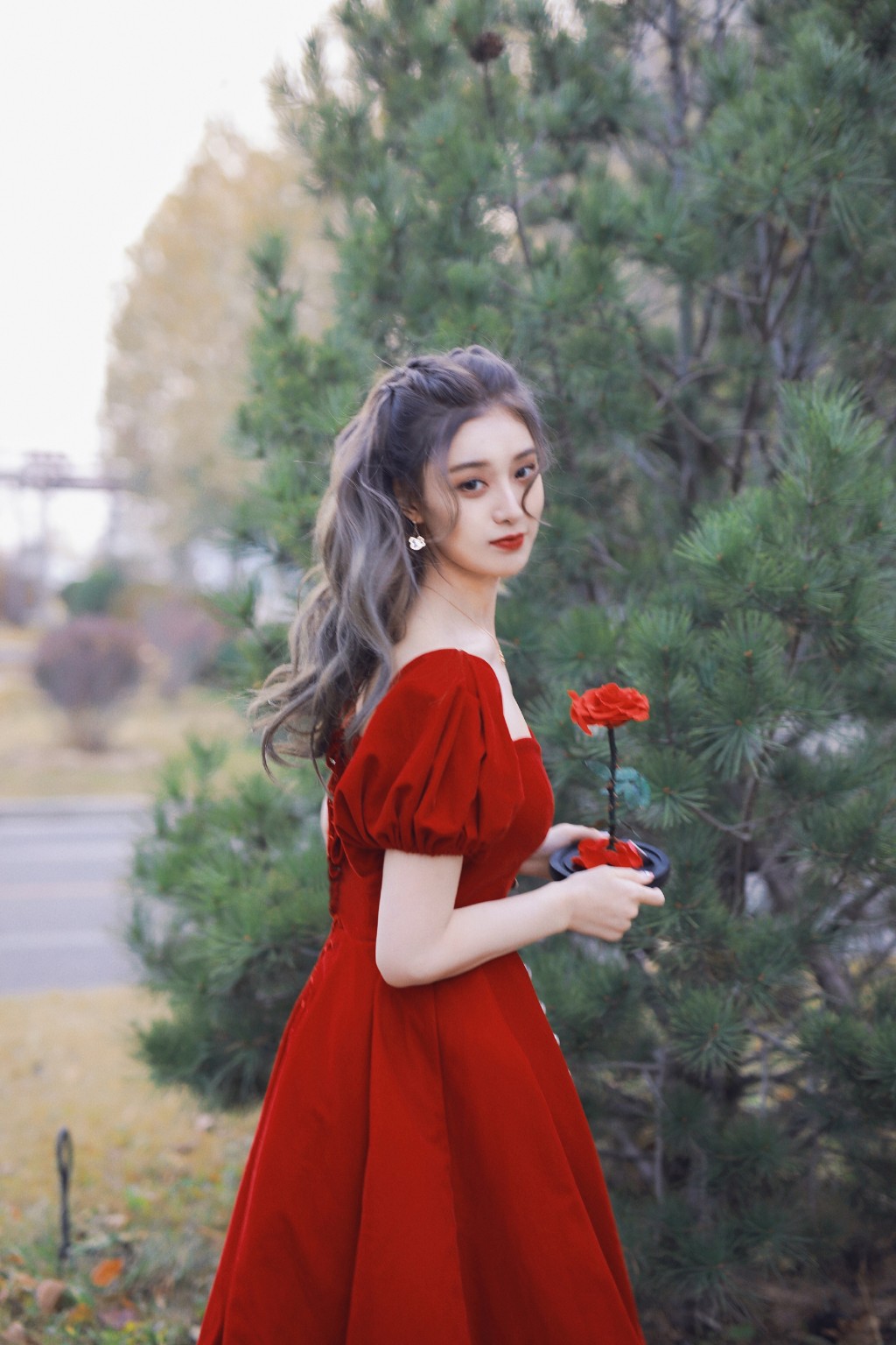 徐艺洋红色丝绒礼服裙甜美新春写真