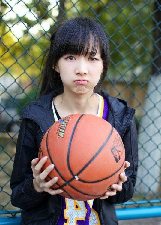 清纯少女变身极品女友陪你打篮球写真美照