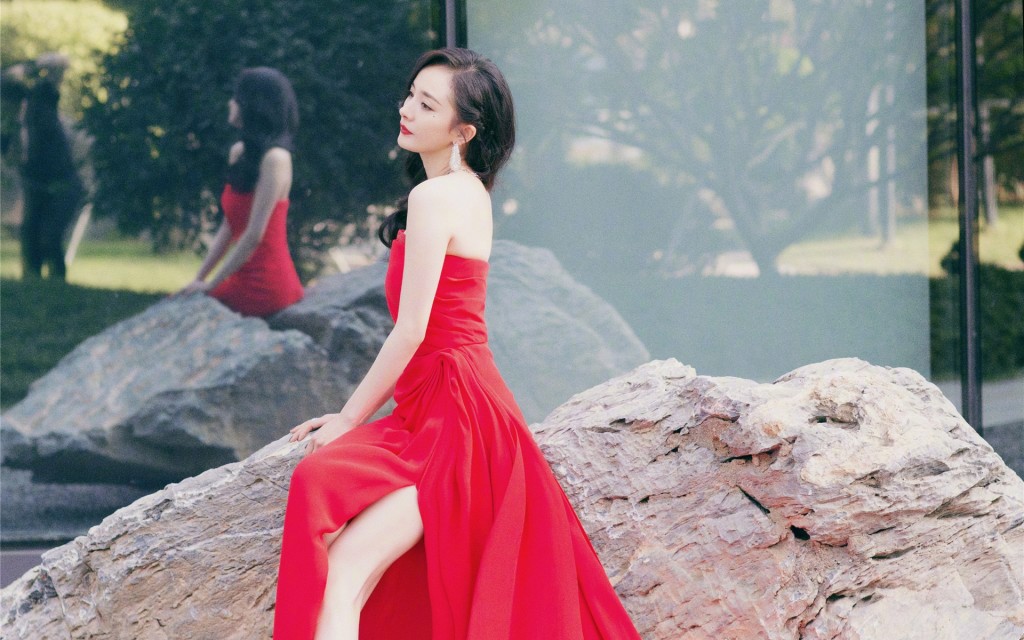 杨幂户外优雅红裙迷人写真图片壁纸