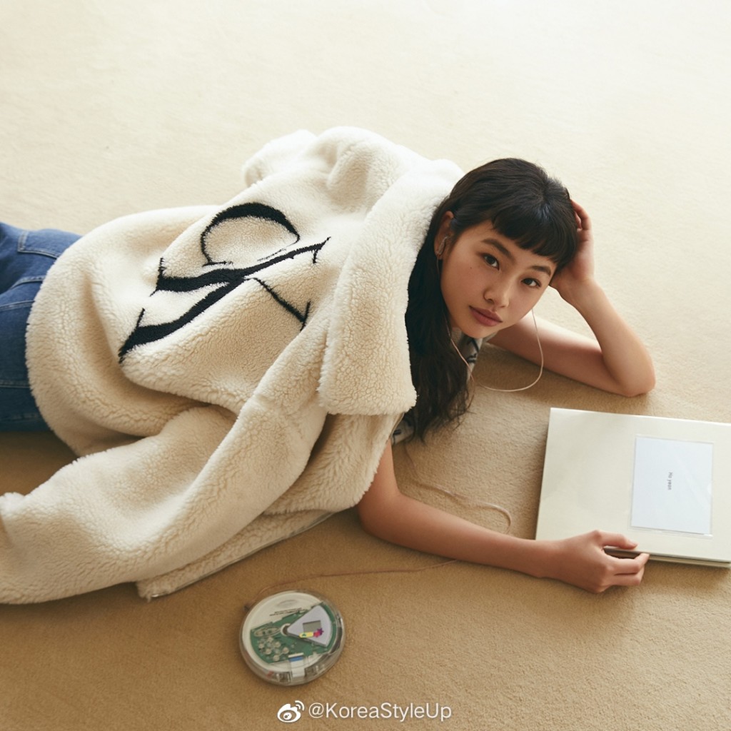 郑浩妍 x Calvin Klein慵懒居家写真图片