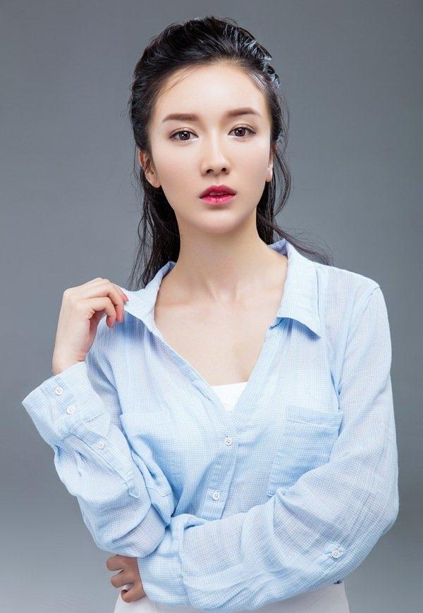 李艾瑾蔚蓝衬衫魅力难挡演绎都市清新女人写真