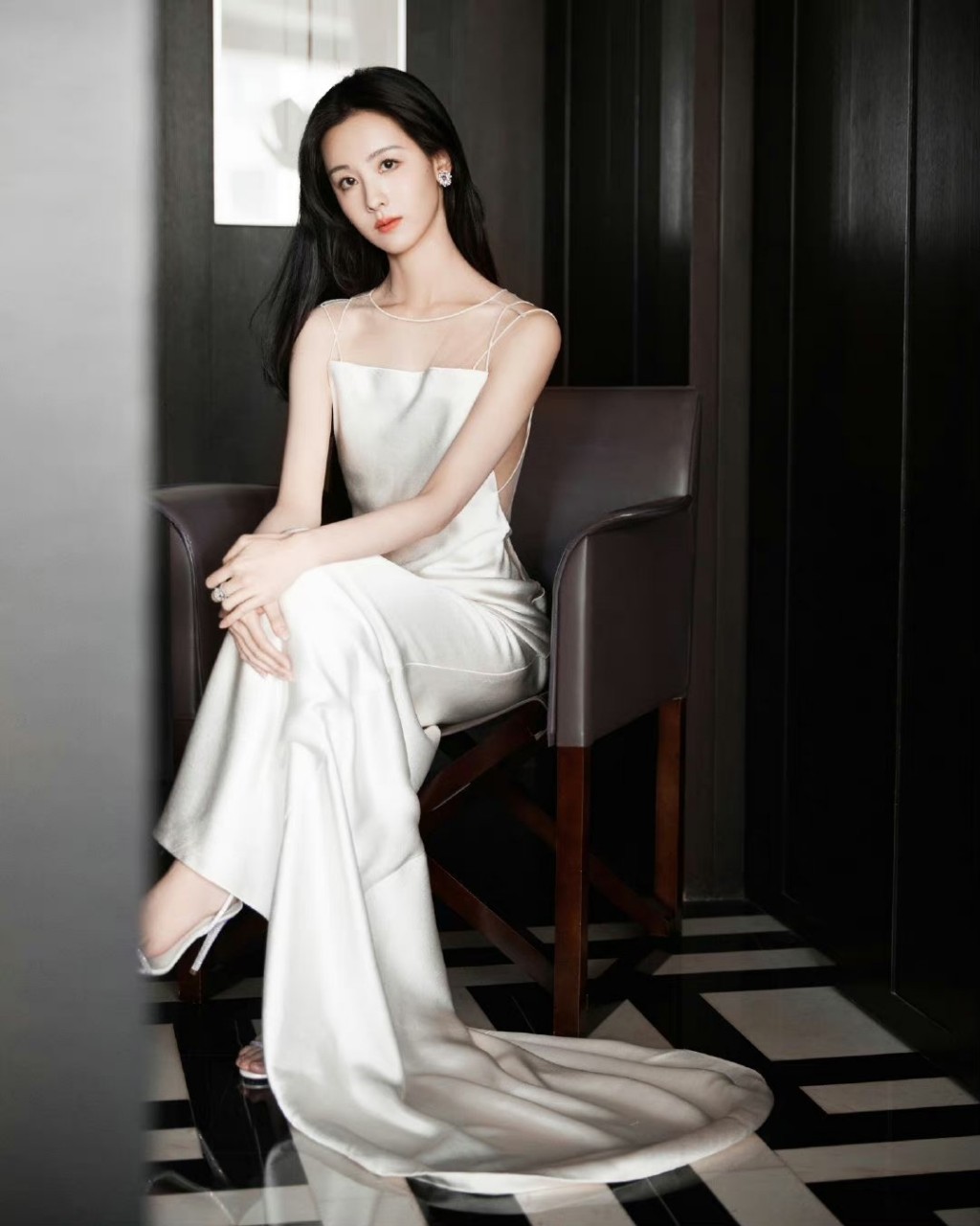陈都灵露背白裙优雅性感写真