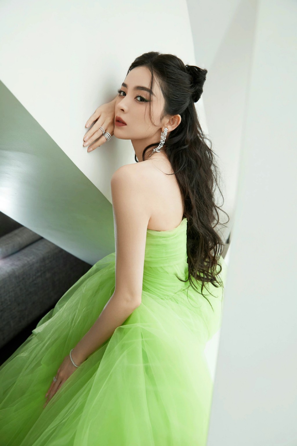 娜扎绿色纱裙优雅漂亮妩媚写真图片