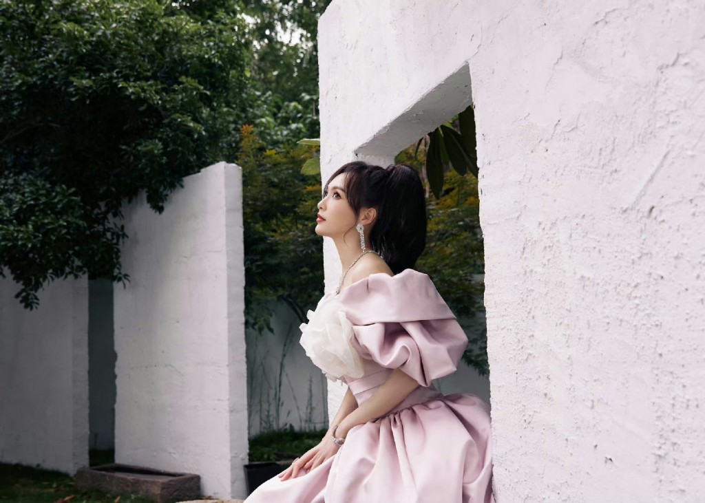 唐嫣粉色礼服裙优雅高贵写真图片