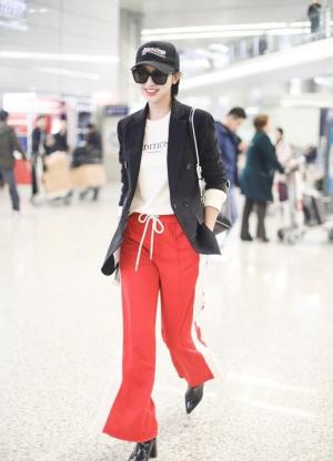 张俪墨镜遮面黑色西装红色长裤甜笑机场写真图片