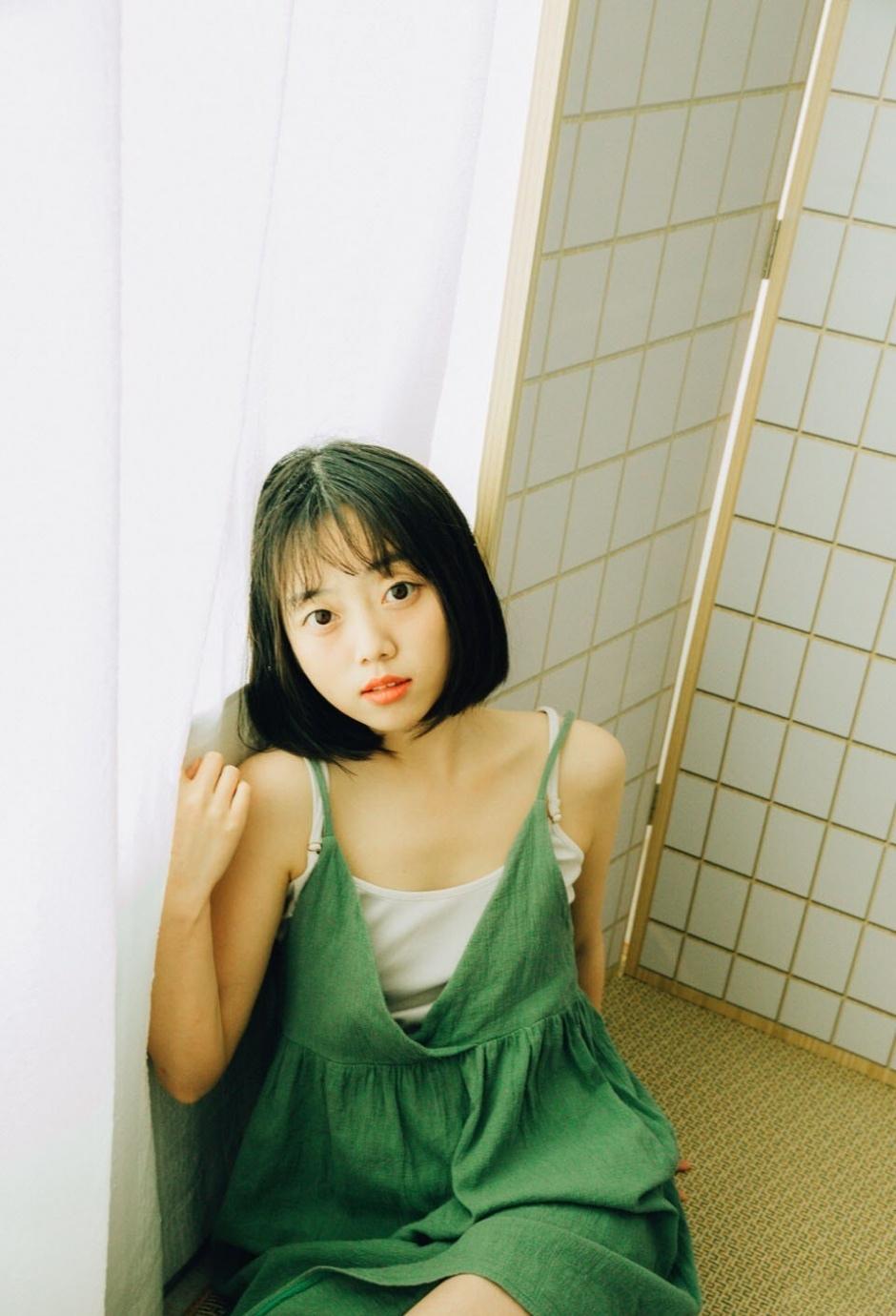 日本短发美女吊带裙白嫩美腿香肩私房时尚写真图片