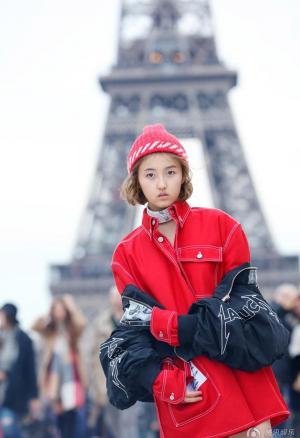张子枫红色衬衣巴黎街拍铁塔下可爱写真