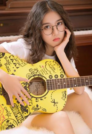 李凯馨泡面卷造型弹吉他青春俏皮图片