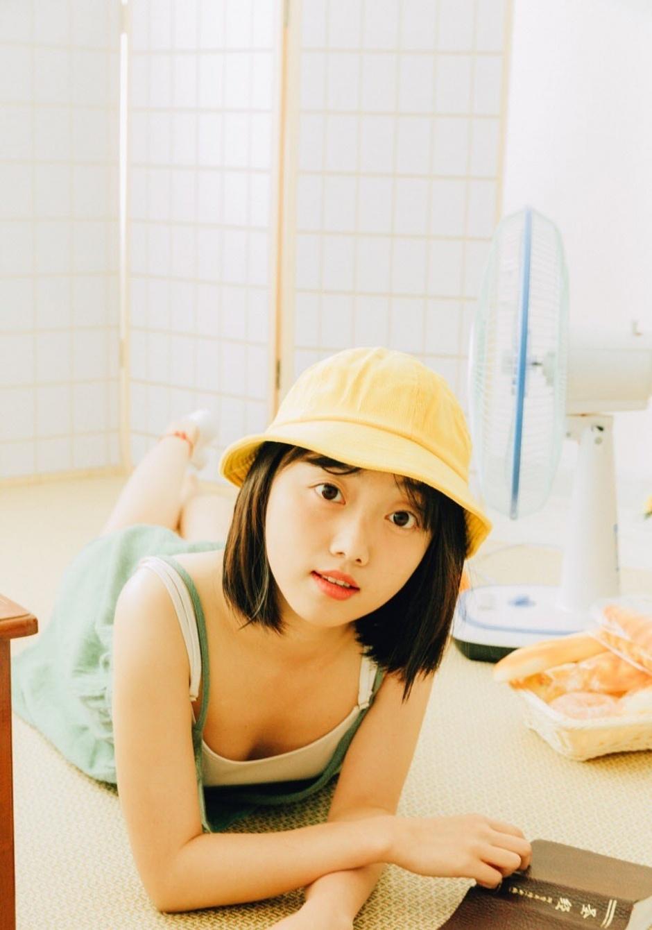 日本短发美女吊带裙白嫩美腿香肩私房时尚写真图片
