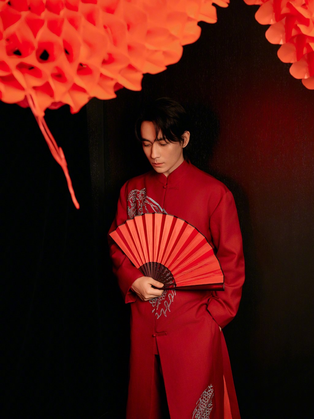 朱一龙中式红色长袍俊逸雅致写真图片