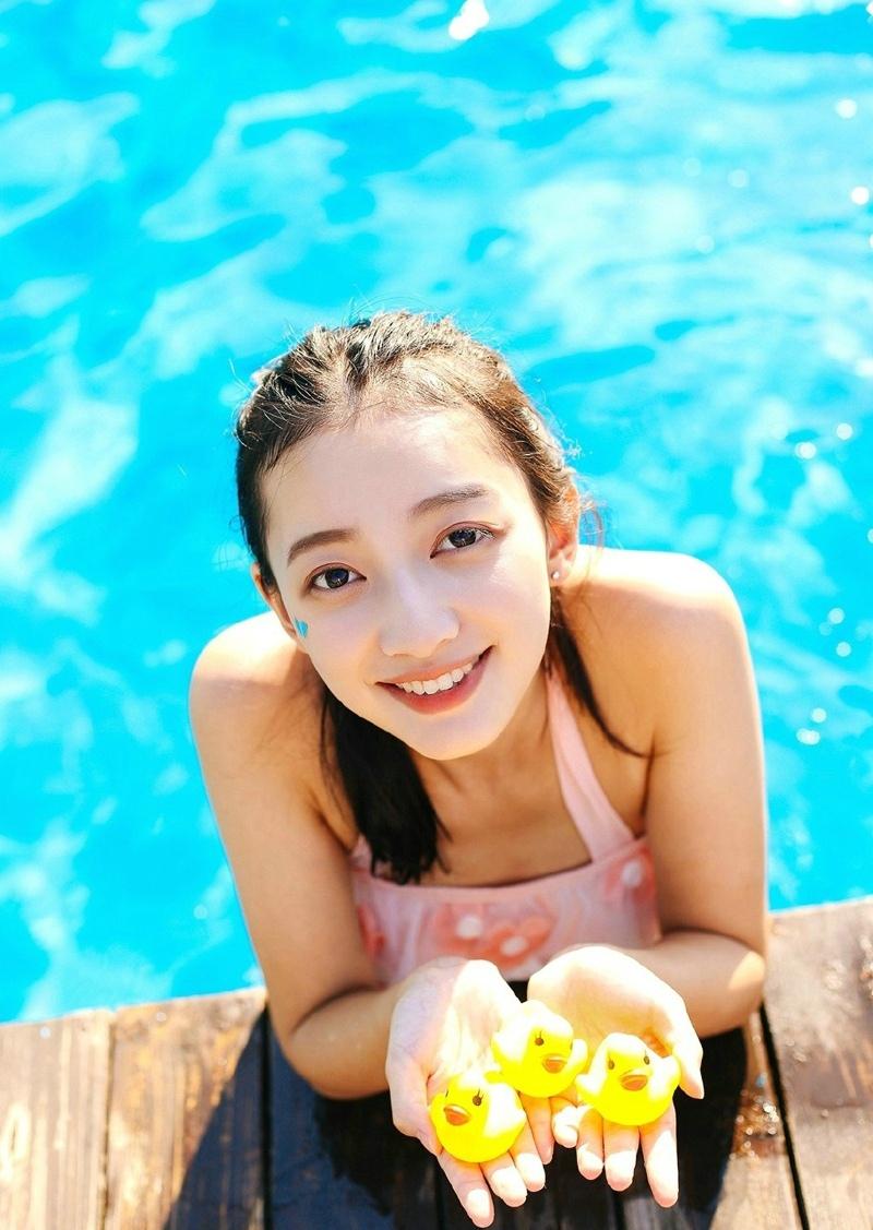 泳池内的阳光性感美少女笑脸娇美可人