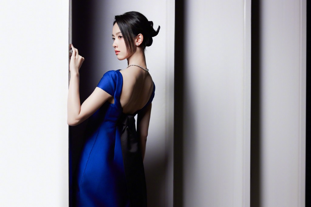 陈都灵蓝色缎面礼服简约优雅高级感写真图片