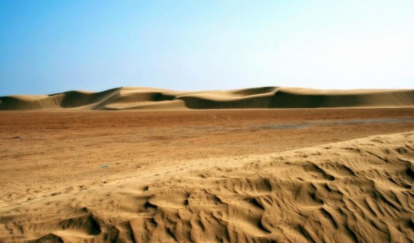 酷热沙漠黄沙风景