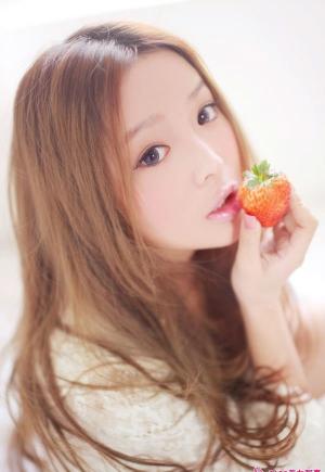 90后美女裴紫绮清新草莓风最新性感写真