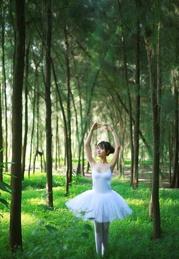森林里的芭蕾性感姑娘让人着迷