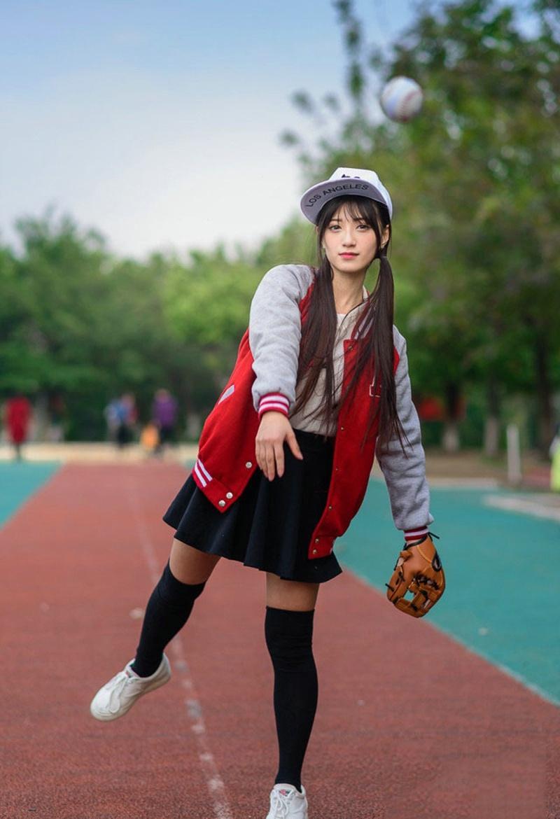 青春阳光校园性感女生操场棒球吸人眼球