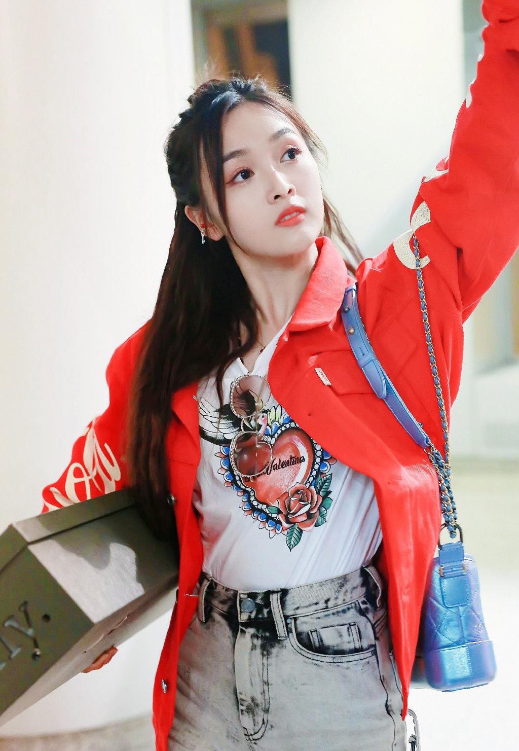 火箭少女101成员吴宣仪红衣时尚甜美机场街拍照
