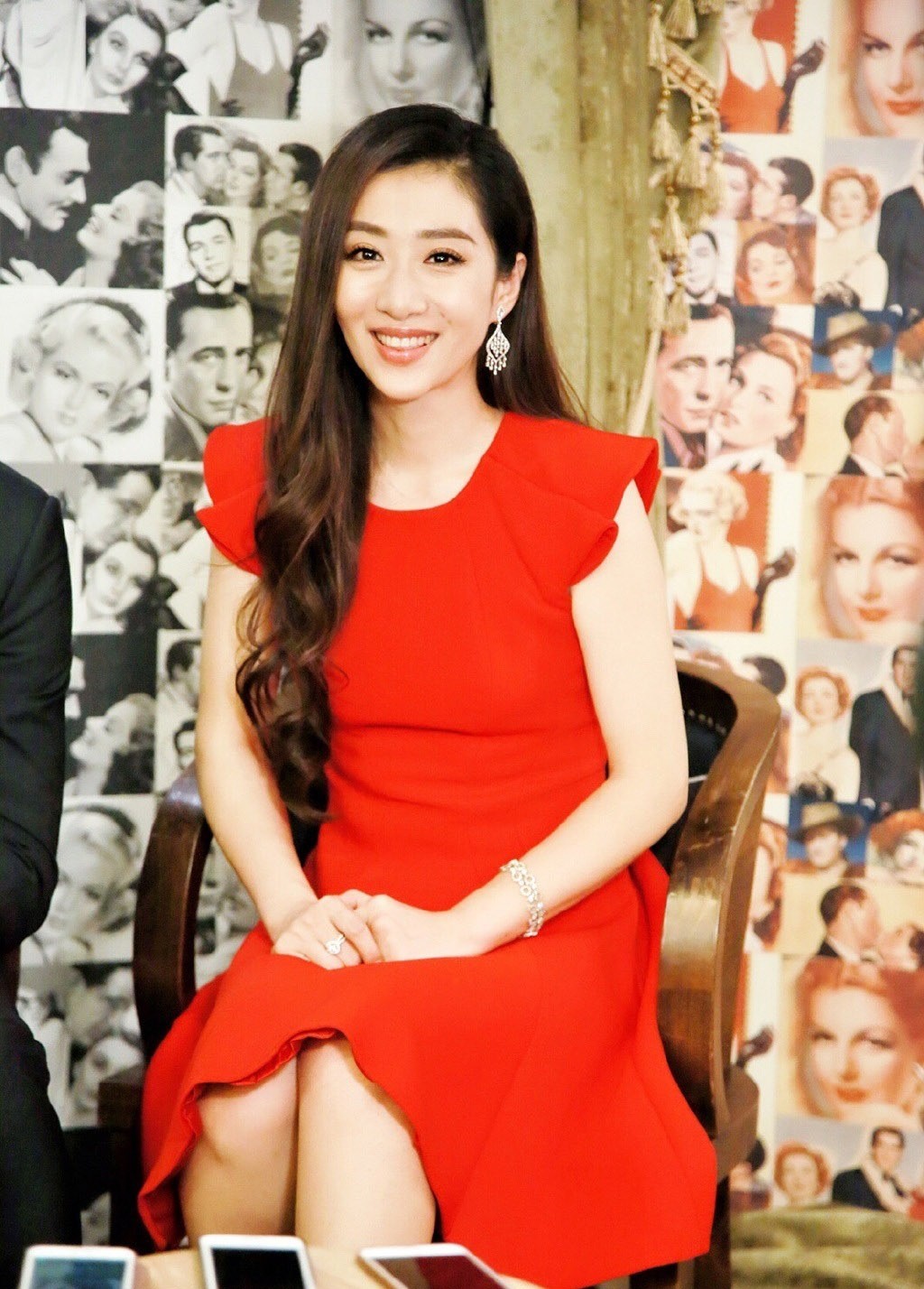 刘思彤靓丽红裙优雅活动照图片