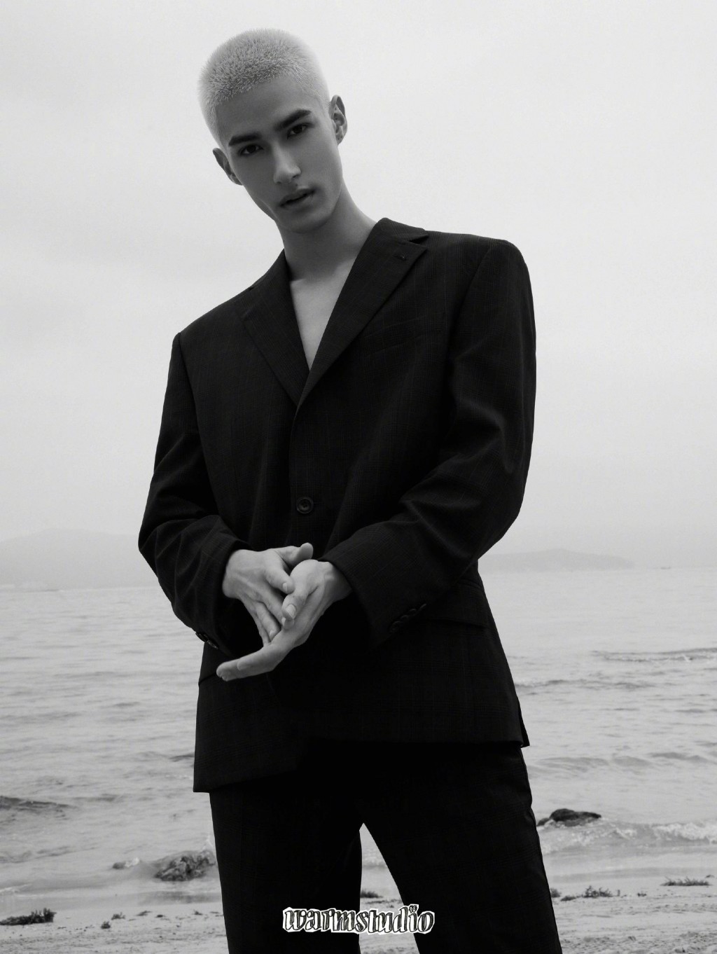 米卡三亚黑色真空西装造型型男魅力海边写真