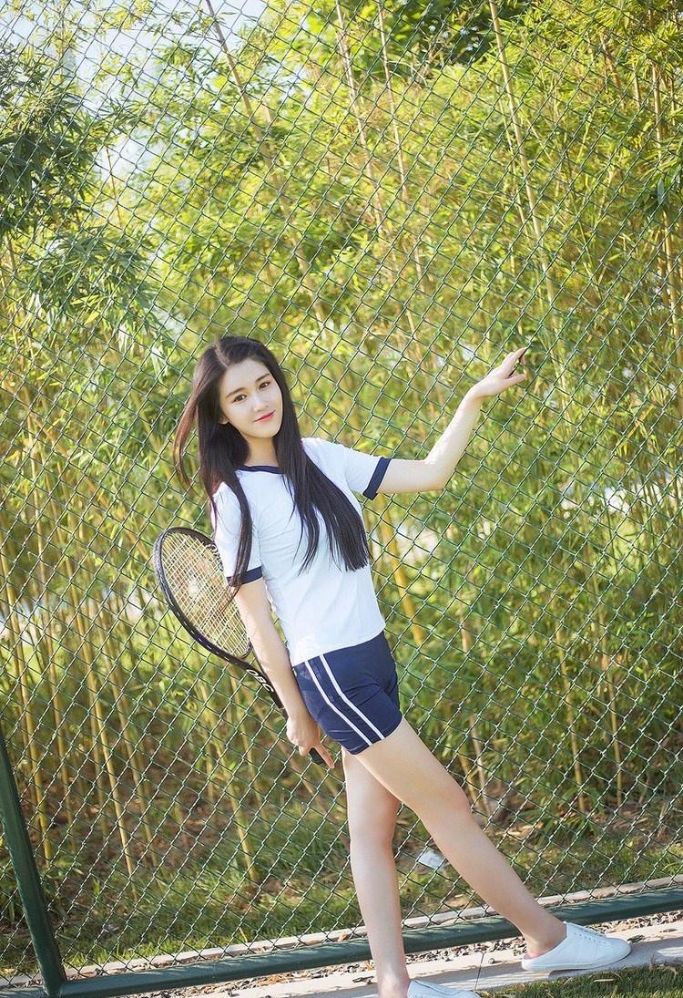 阳光下运动服套装美少女拿网球拍户外写真