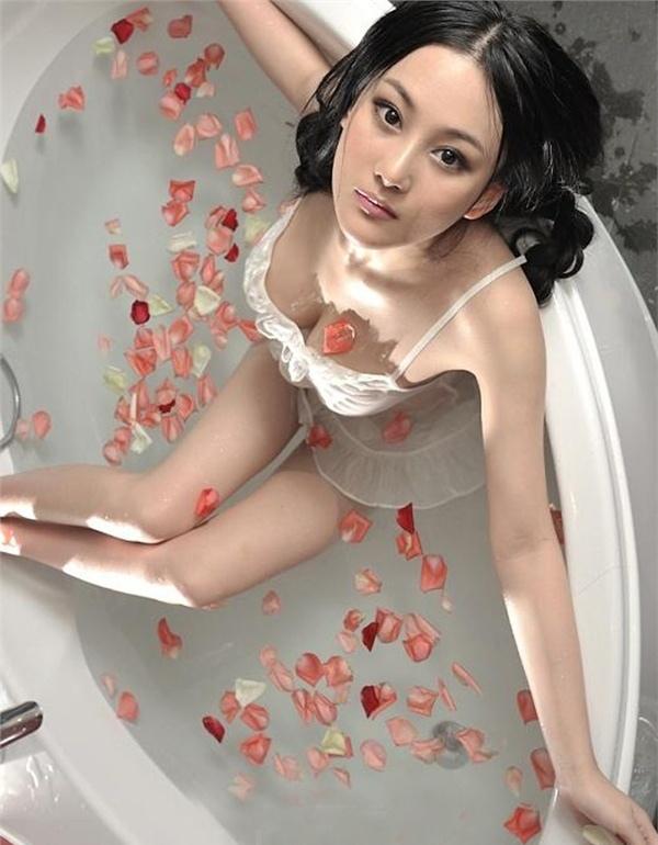张馨予浴缸湿身诱惑写真图片