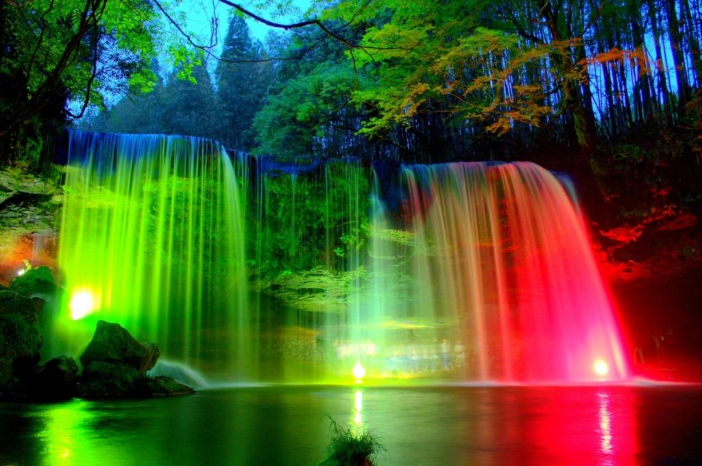 晚上公园里彩色的瀑布风景