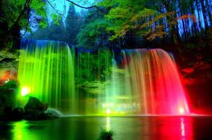 晚上公园里彩色的瀑布风景