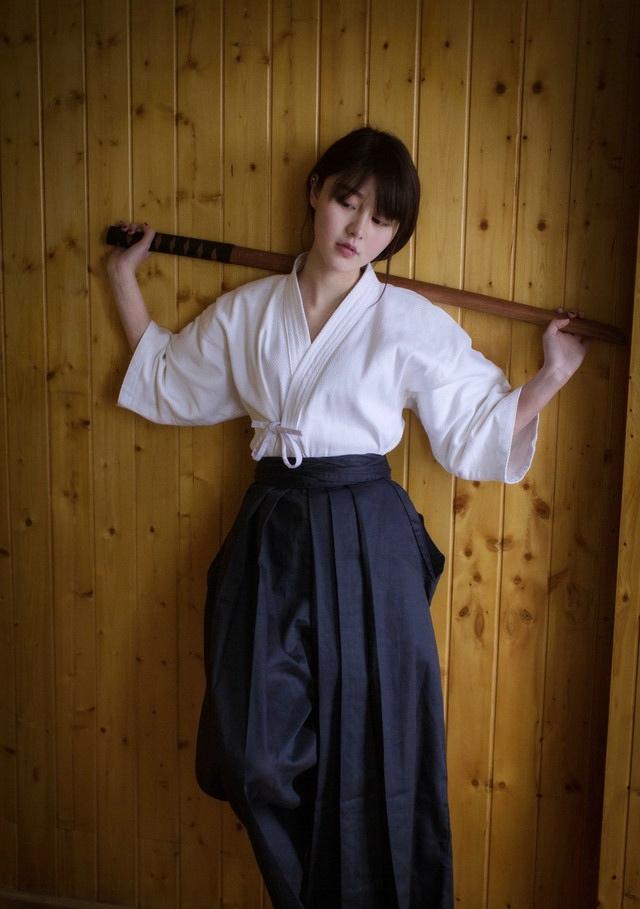 剑道时尚少女摆拍姿势帅气干练又甜美