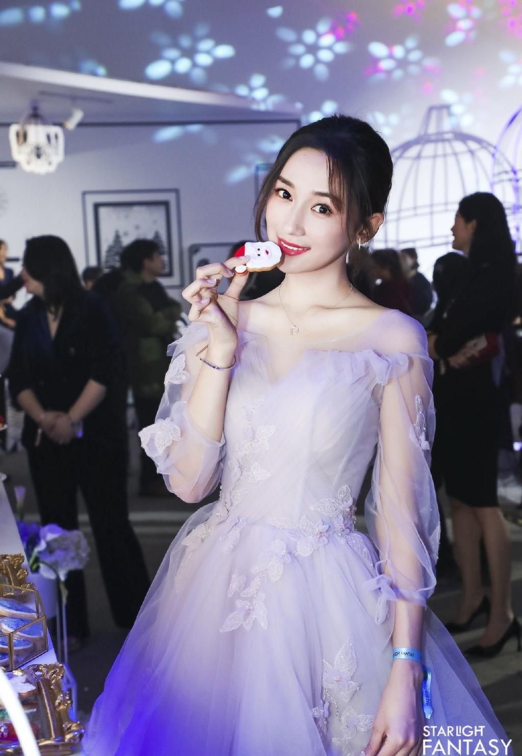 李若宁紫色长裙仙气时尚活动照图片