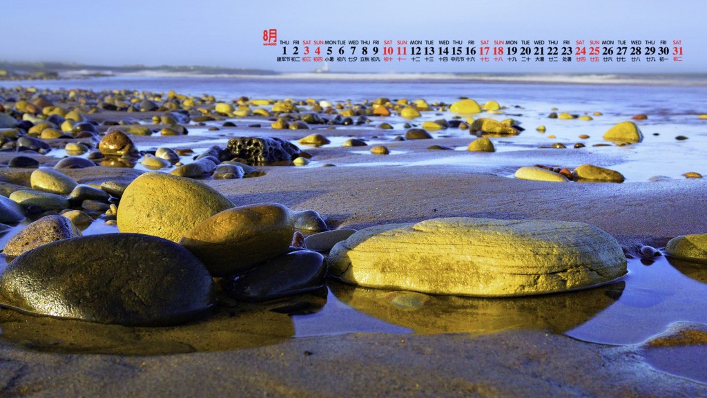 2019年8月沙滩鹅卵石唯美高清日历壁纸