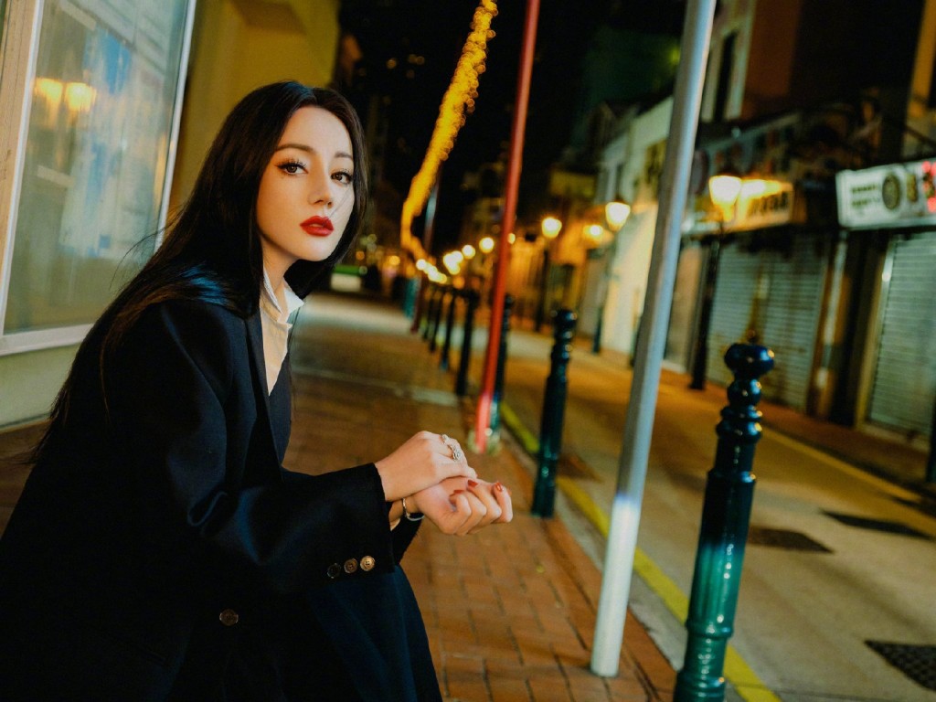迪丽热巴黑色套装夜色街角写真