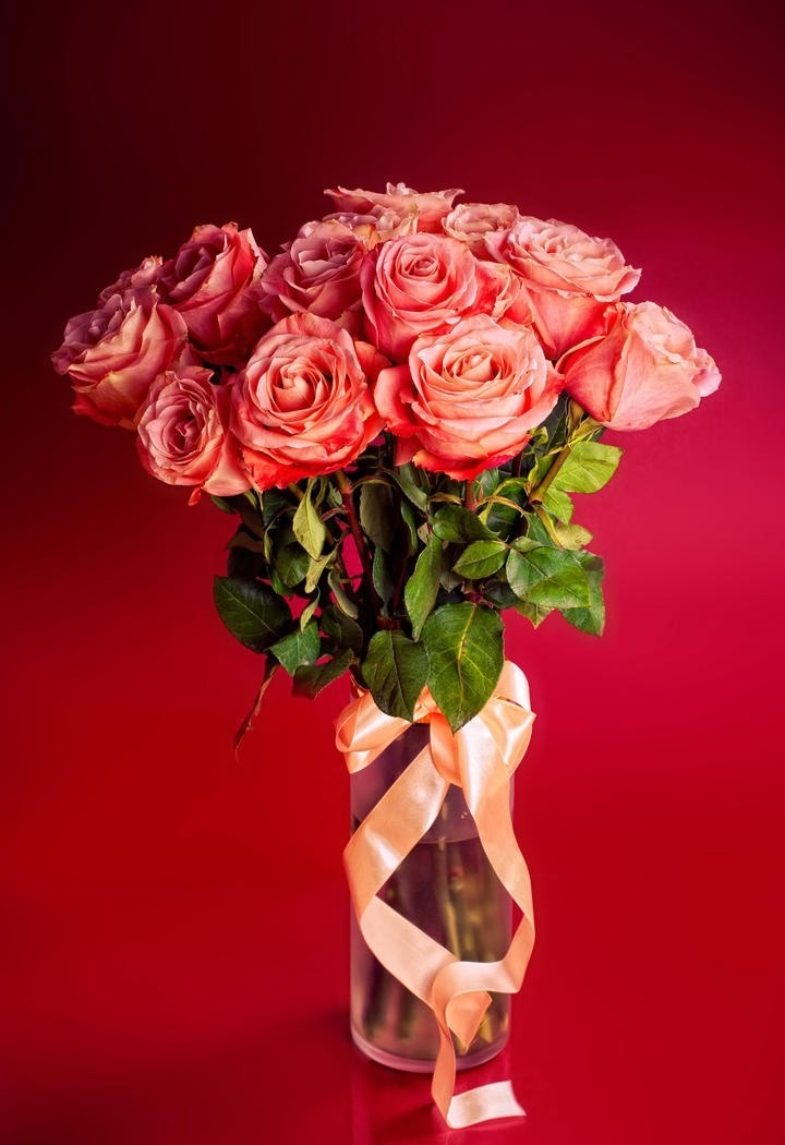 花瓶里一束粉红色的玫瑰花图片
