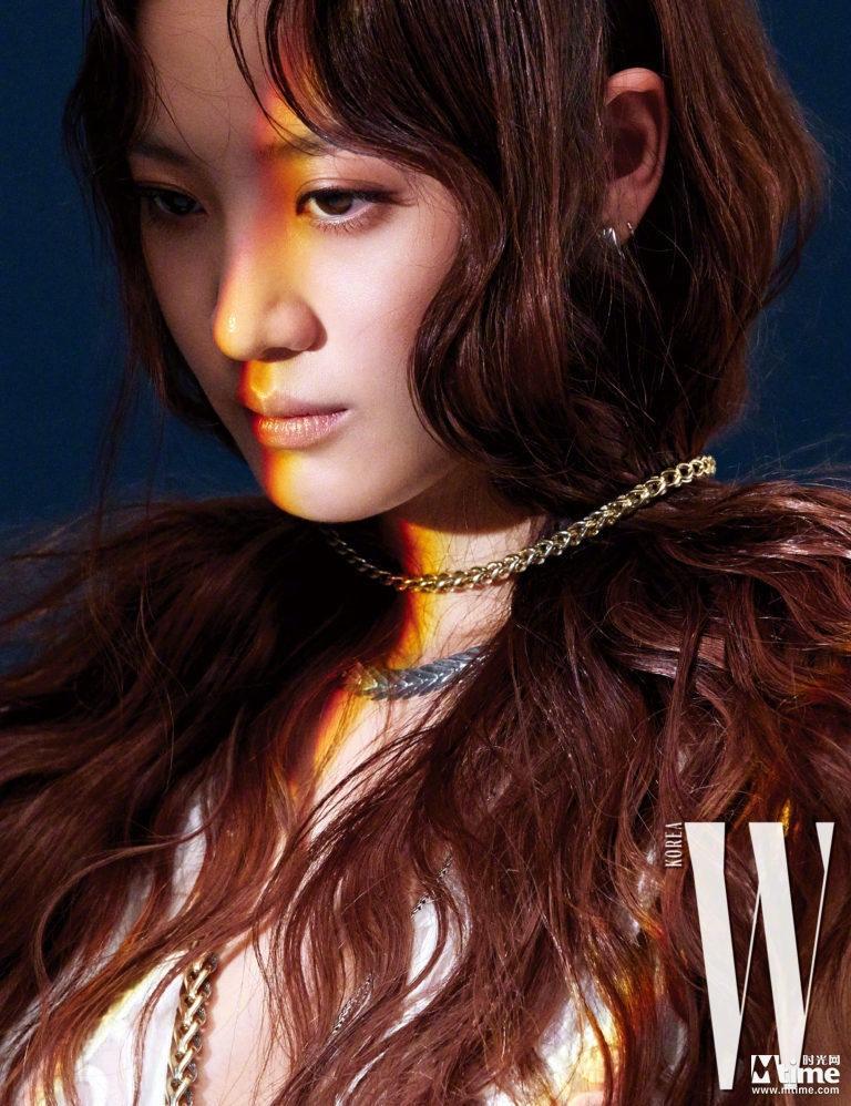 韩国女明星秀贤韩版《W》2019年3月刊拍摄杂志写真