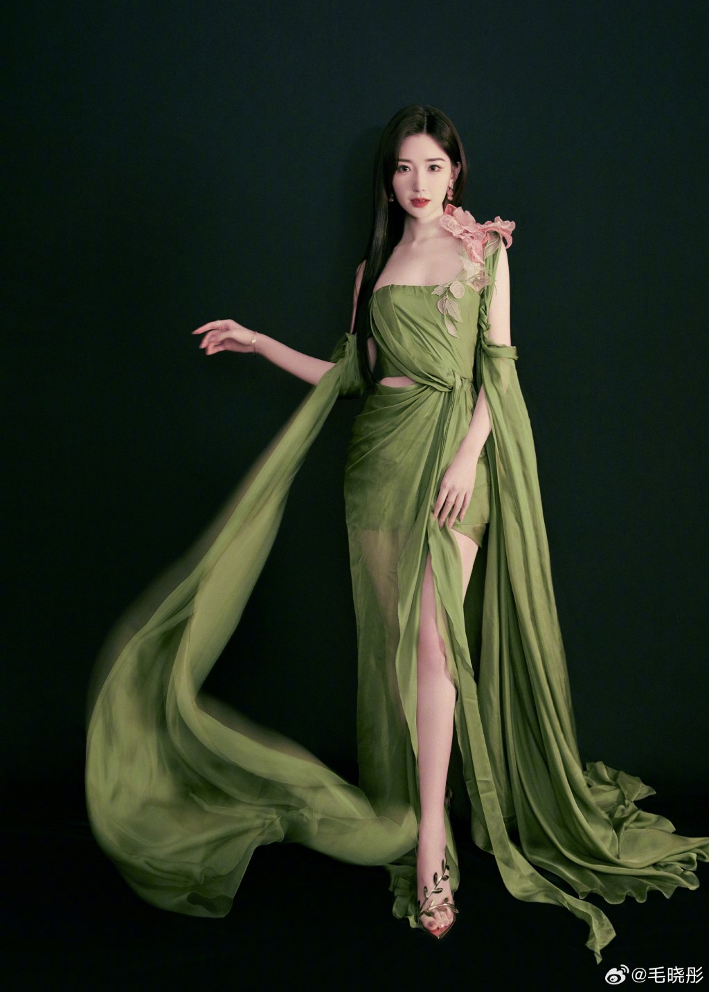 毛晓彤清新绿色长裙优雅风情写真图片