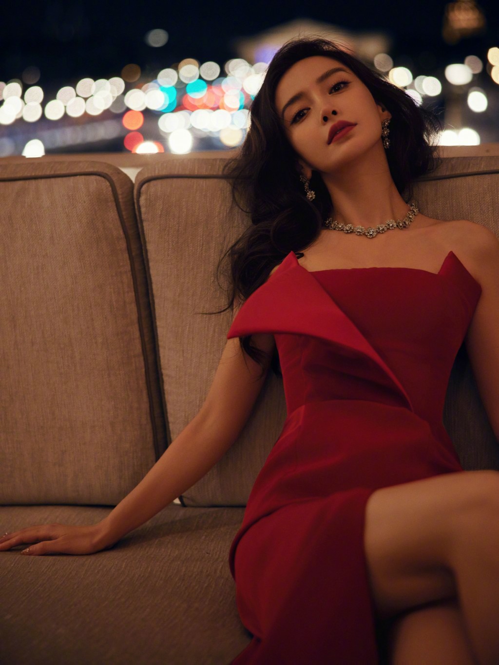 Angelababy开衩抹胸红裙优雅神秘浪漫氛围写真图片