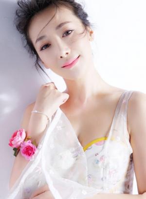 美女陈紫函着透视纱裙 展清纯性感魅力迷人