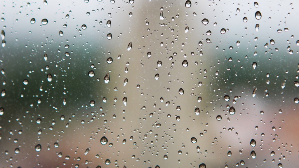 玻璃上的雨滴唯美高清桌面壁纸