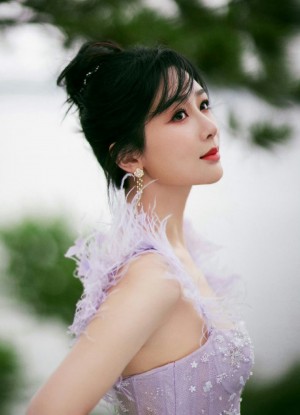 杨紫羽毛吊带裙灵动柔美优雅写真图片