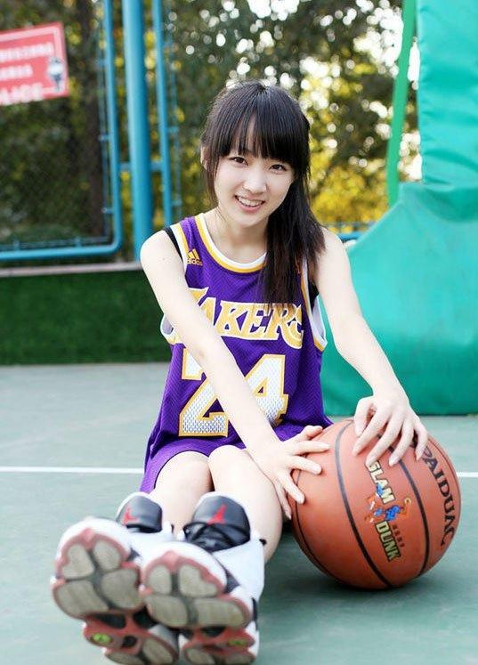 清纯少女变身极品女友陪你打篮球写真美照
