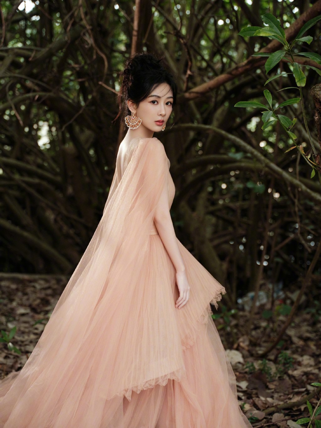 杨紫杏色花朵裙优雅温柔写真图片