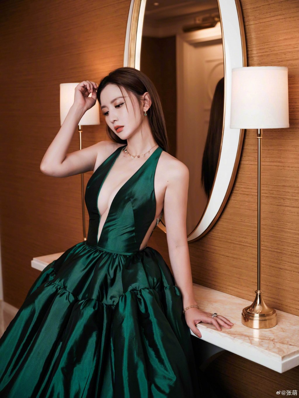 张萌绿色礼裙丰满迷人写真图片