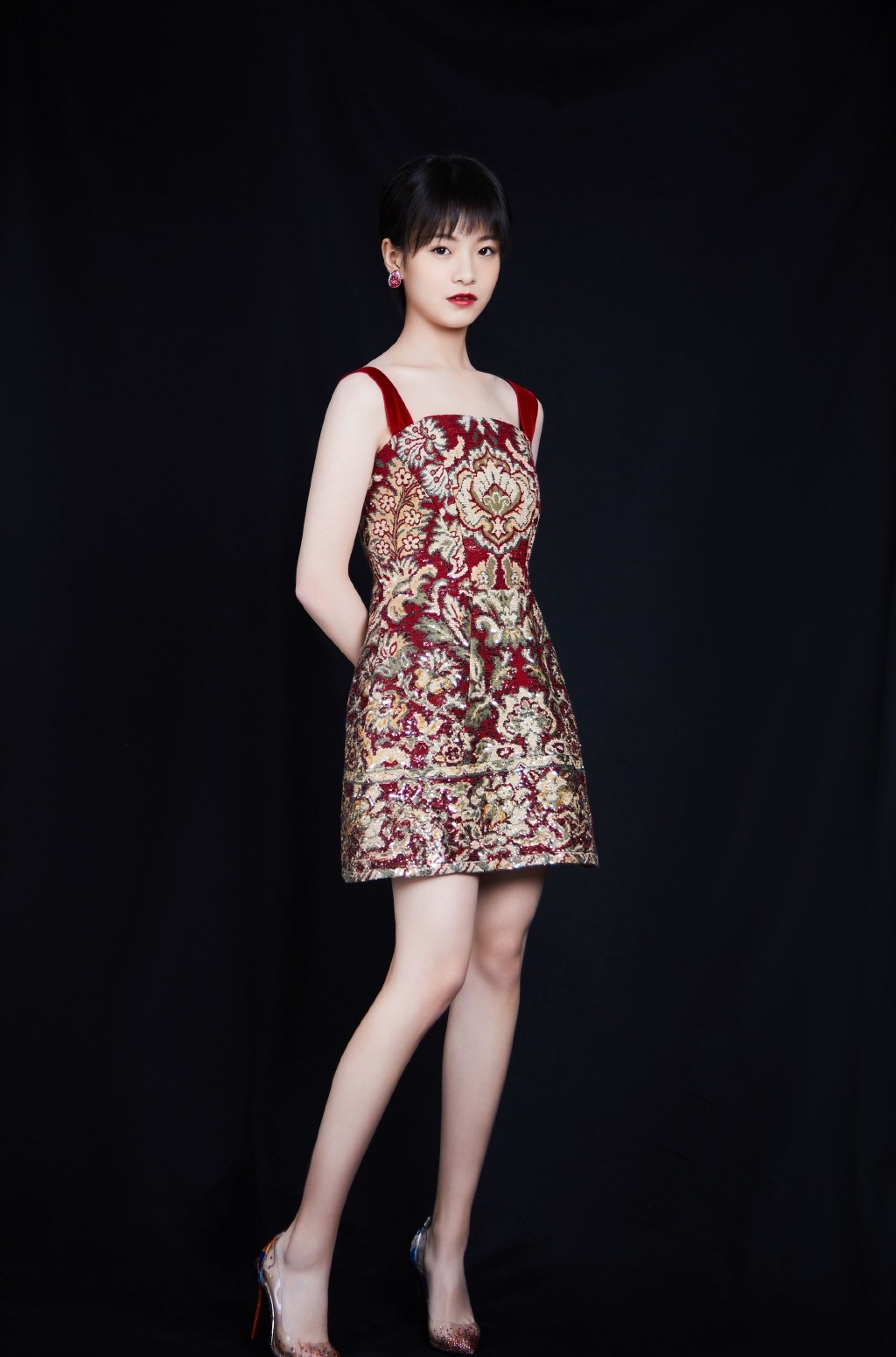 李庚希红色刺绣裙甜美写真