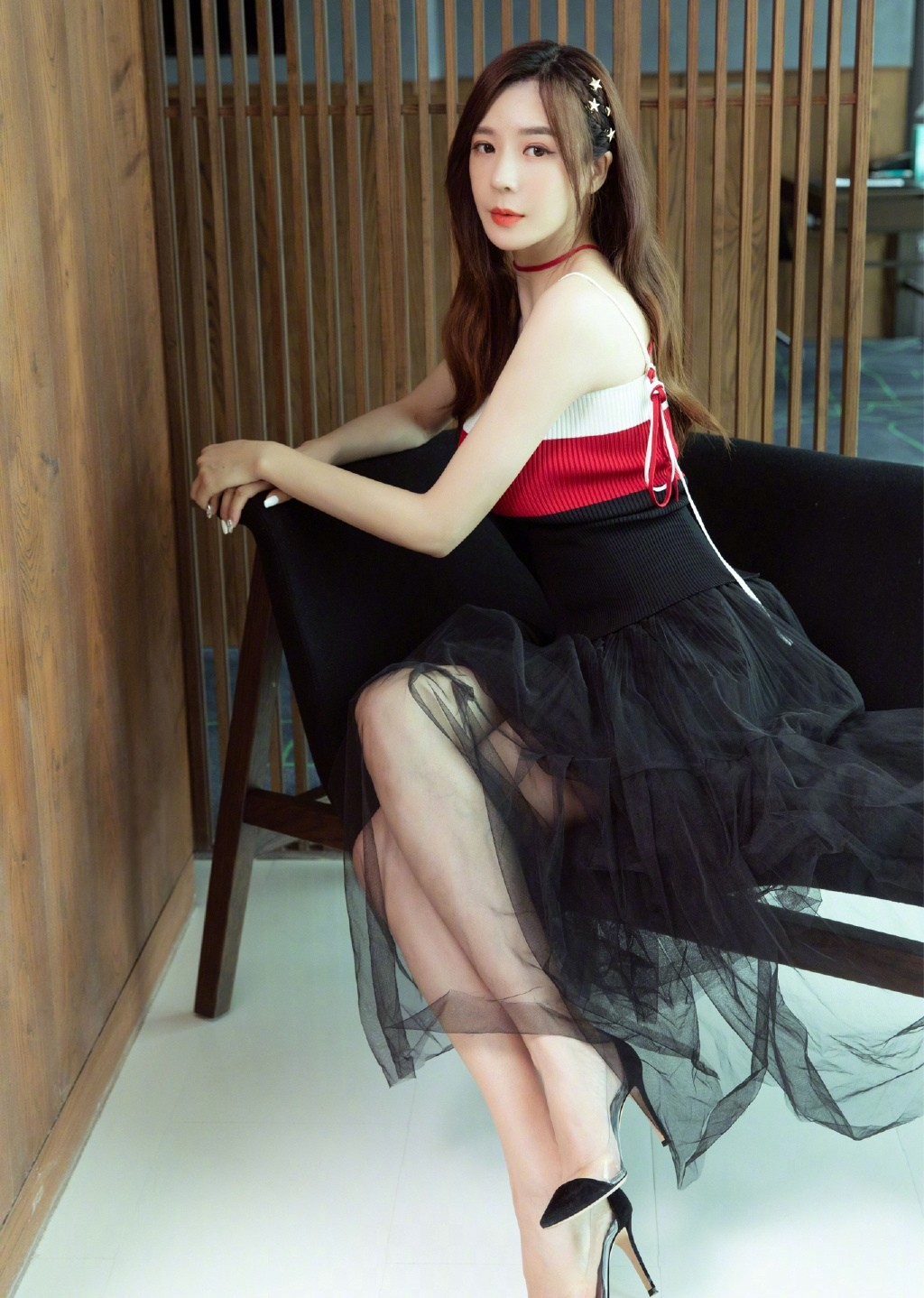 周韦彤轻纱黑裙优雅时尚写真图片